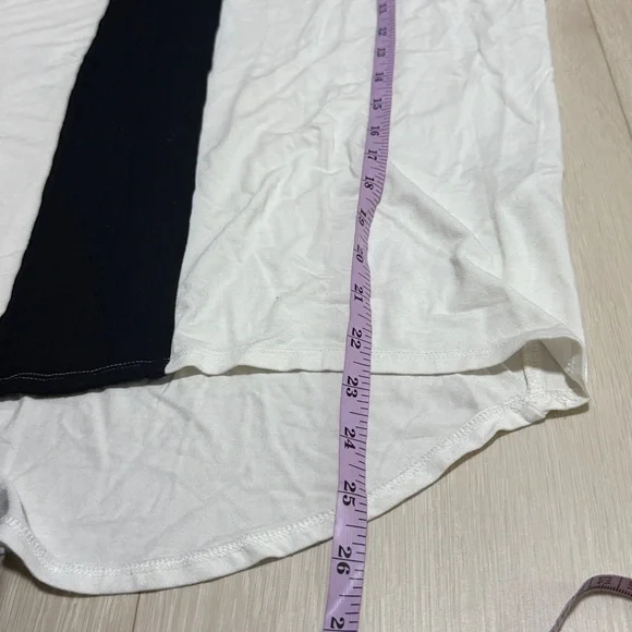 3/$10 Chico's Monochrome V-Neck Long Sleeve Top - Picture 6 of 8